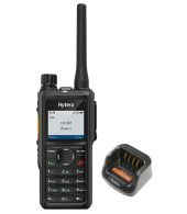 Hytera HP685 UHF DMR IP67 5Watt met tafellader